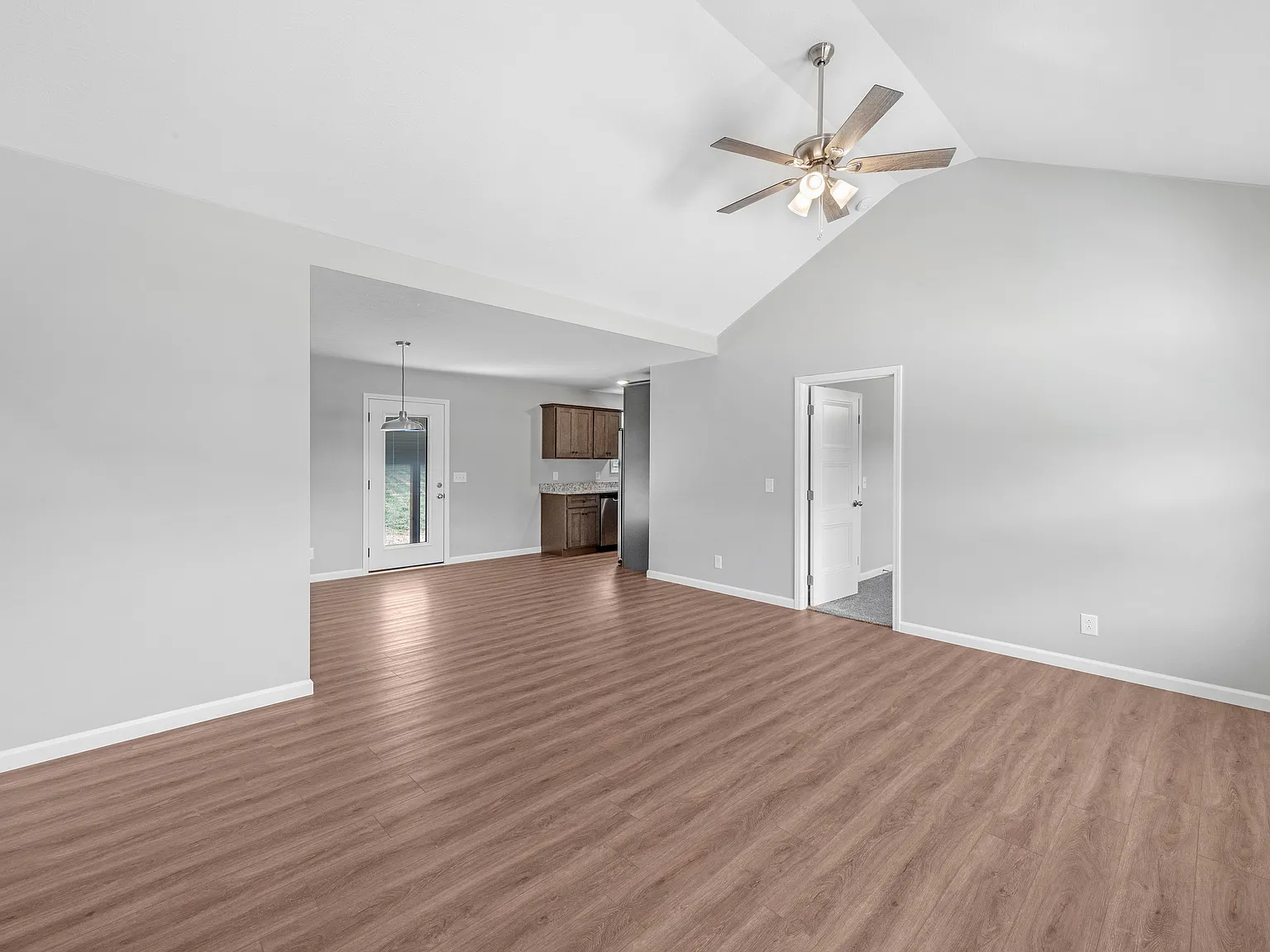 3 bed, 1300 sqft, $2,100 — Photo 2