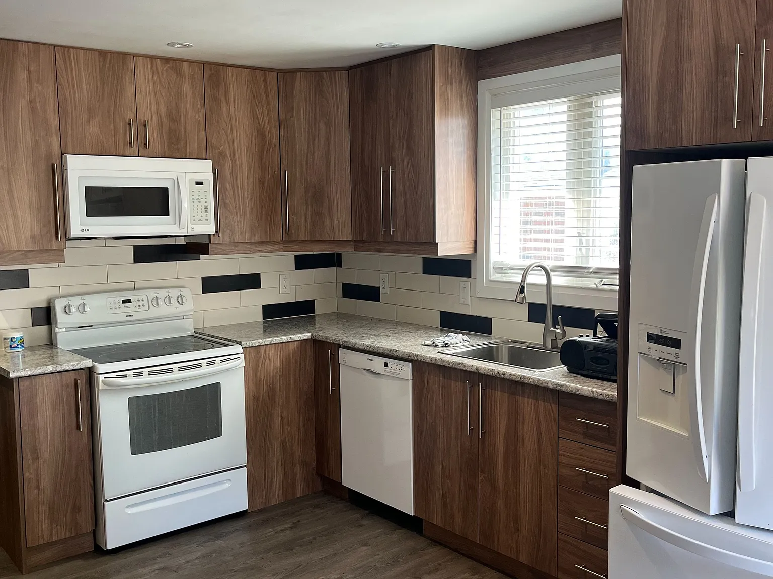 3 bed, $2,700 — Photo 2