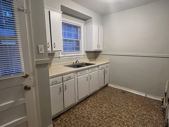 5th image of 3324 Rosamond Ave