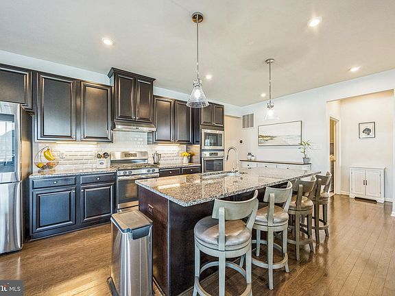 4th image of 40 Oak Ln