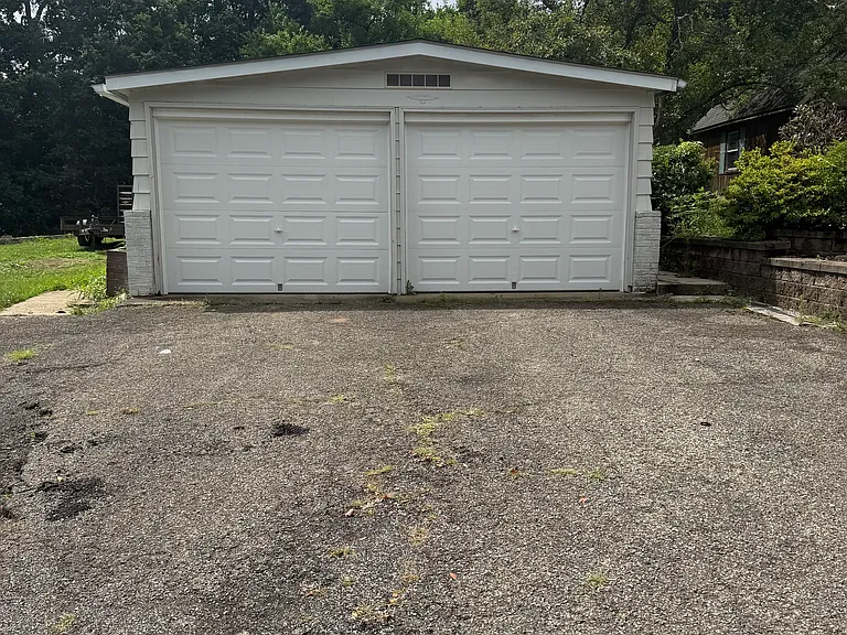 306 Court Dr — Photo 8