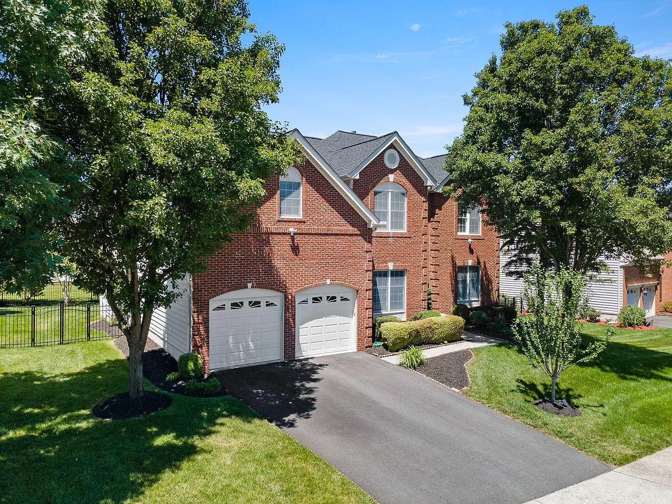 4 bed, 4.5 bath, 4825 sqft, $4,500 — Photo 1