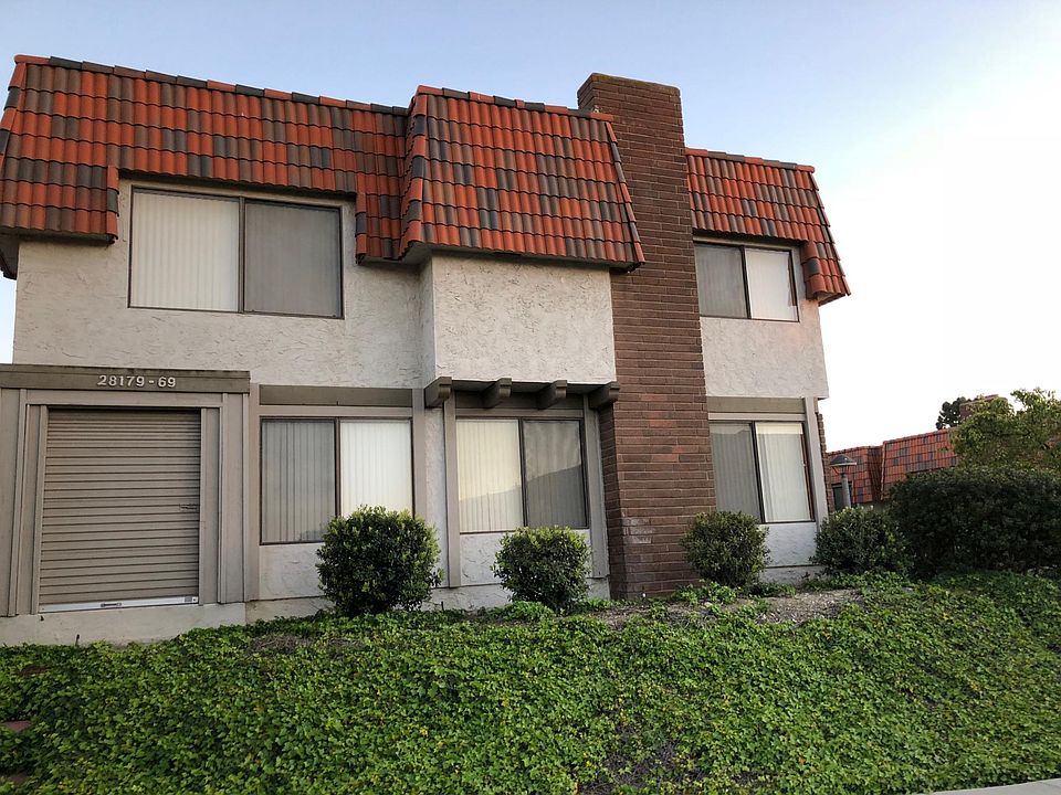 End unit, one shared wall with city views