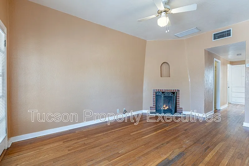 2 bed, 1.0 bath, 1000 sqft, $1,300 — Photo 1