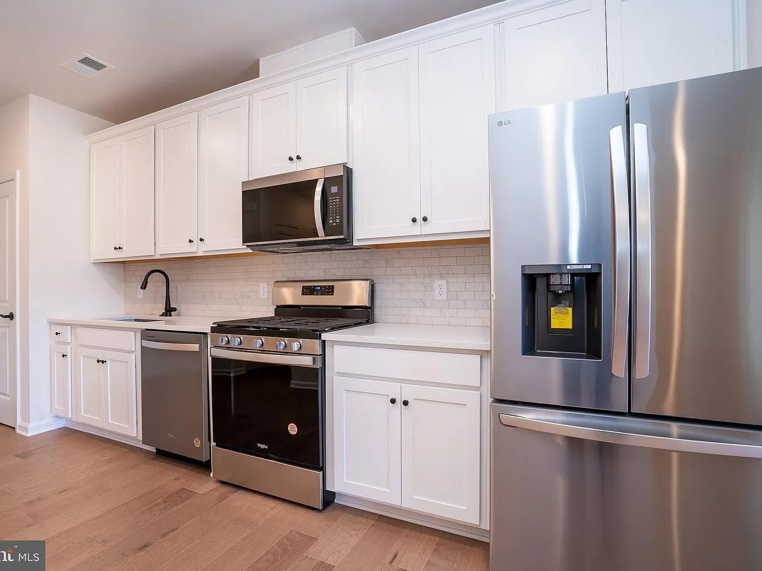 2 bed, 1020 sqft, $3,200 — Photo 4