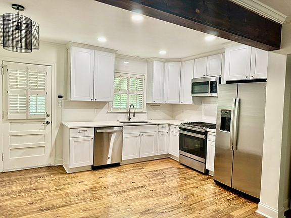 new kitchen with stainless steel appliances (gas range) ,quartz counter tops. hardwood throughout.