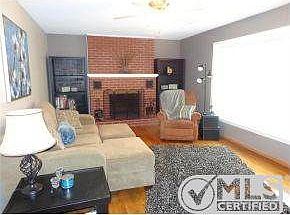 3rd image of 806 Lakeview Dr