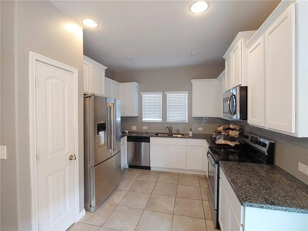 3 bed, 2.5 bath, 1496 sqft, $1,845 — Photo 2