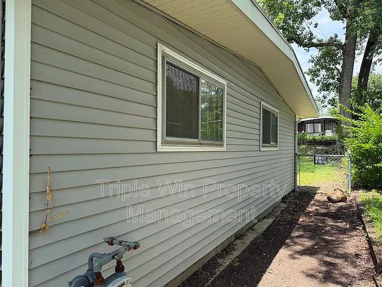 835 Bobbins Ln — Photo 3