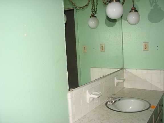 5th image of 2600 S Taft St