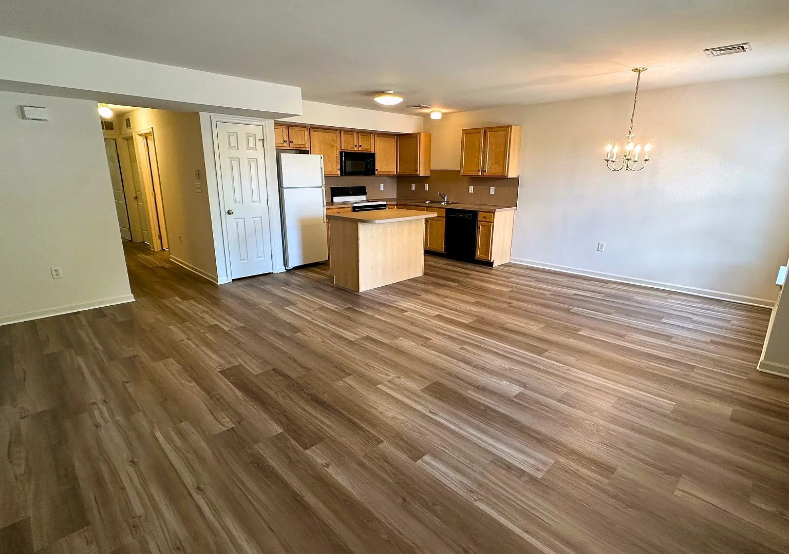 2 bed, 1.5 bath, 1040 sqft, $1,550 — Photo 2