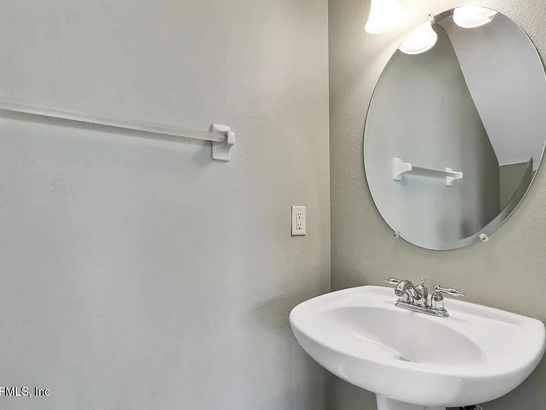 11225 N Castlemain Cir — Photo 17