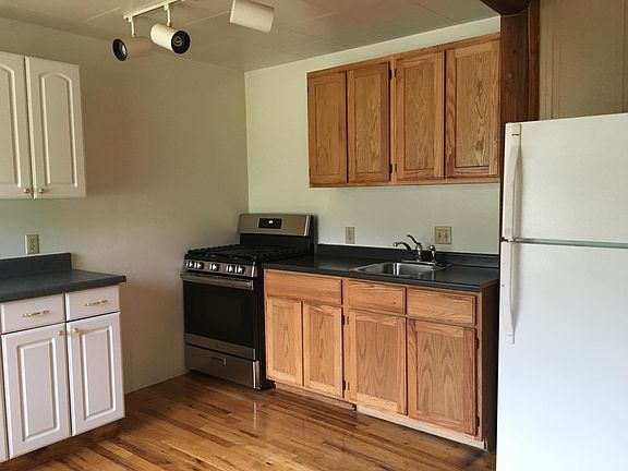 Kitchen - gas stove/oven