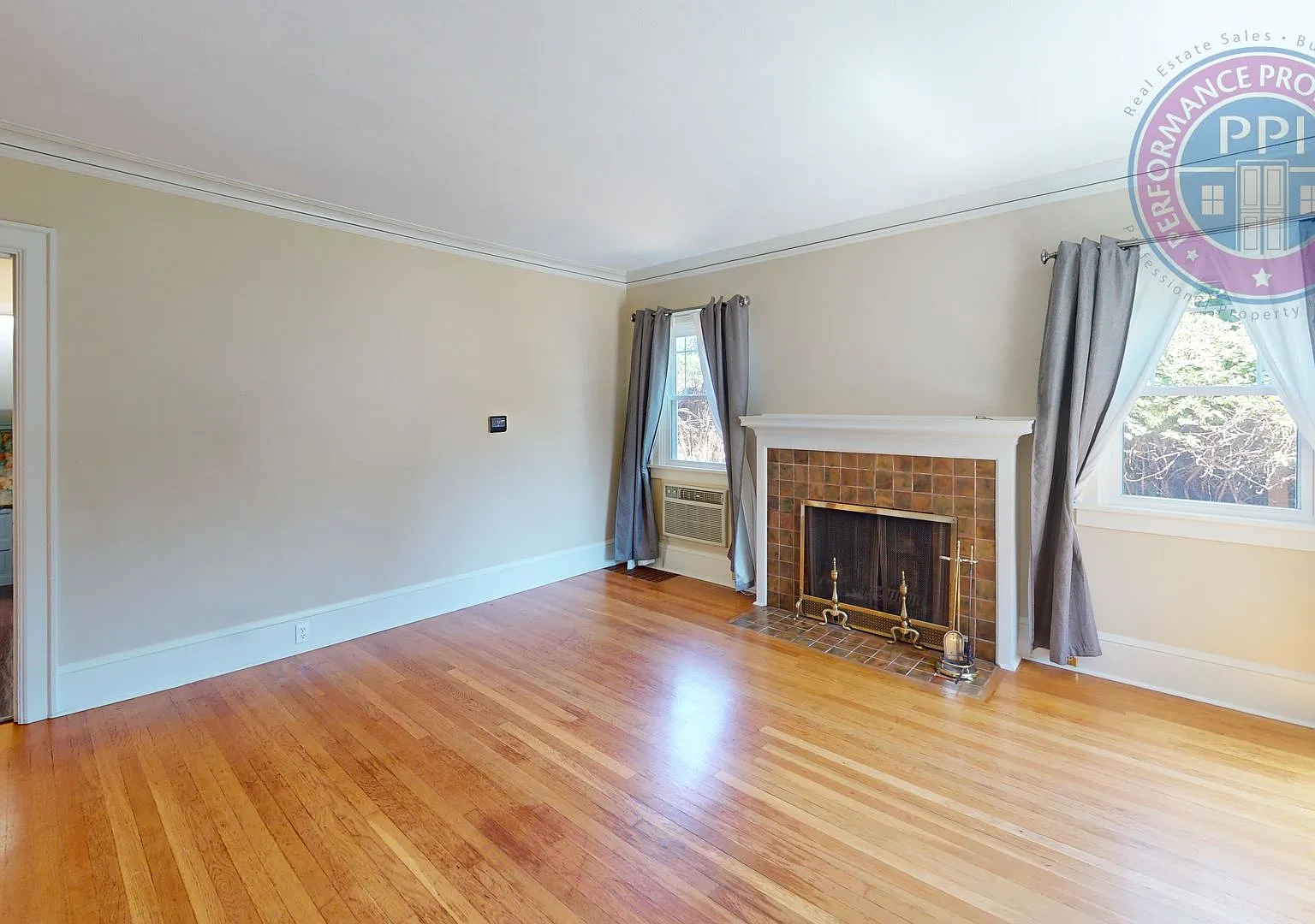 Prime Overlook Location / No Security Deposit W/ Rhino Sound Studio & Central Air — Photo 4