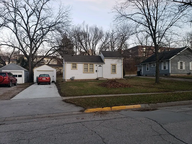 260 Campus Ave — Photo 2