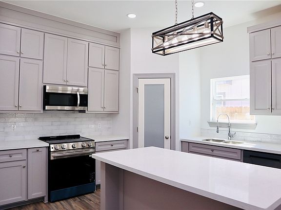 4th image of 505 W Ragland