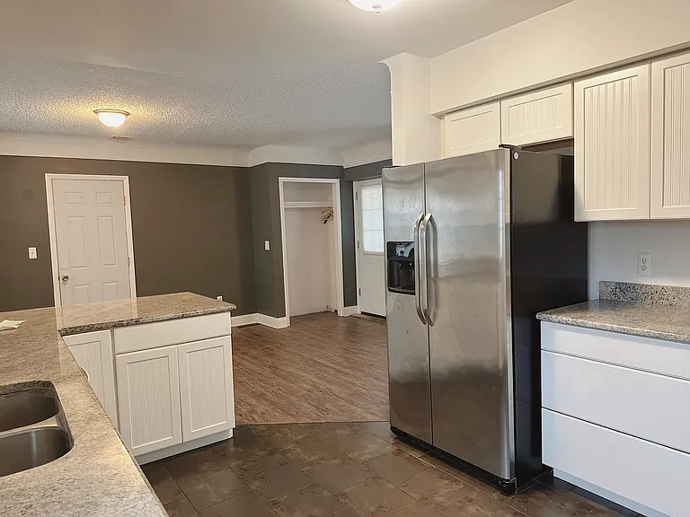 671 E Crest Ln — Photo 6
