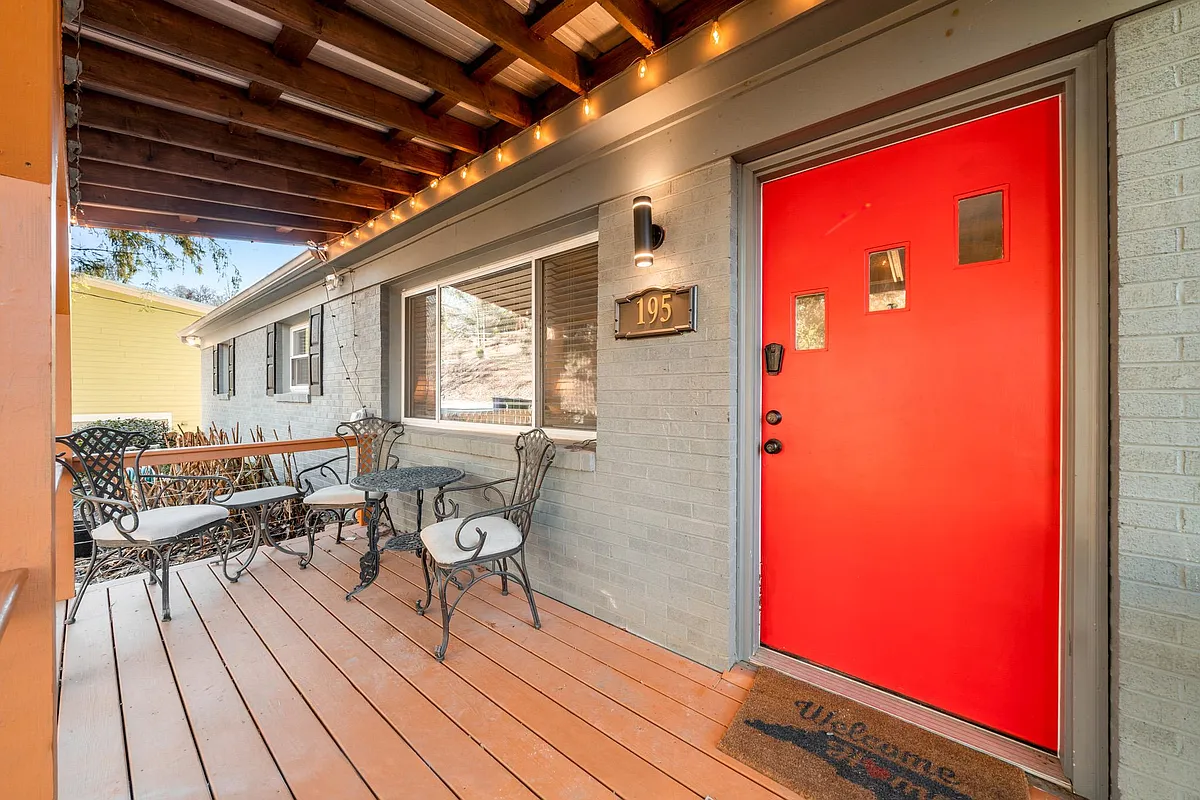 Front Porch - 195 London Rd