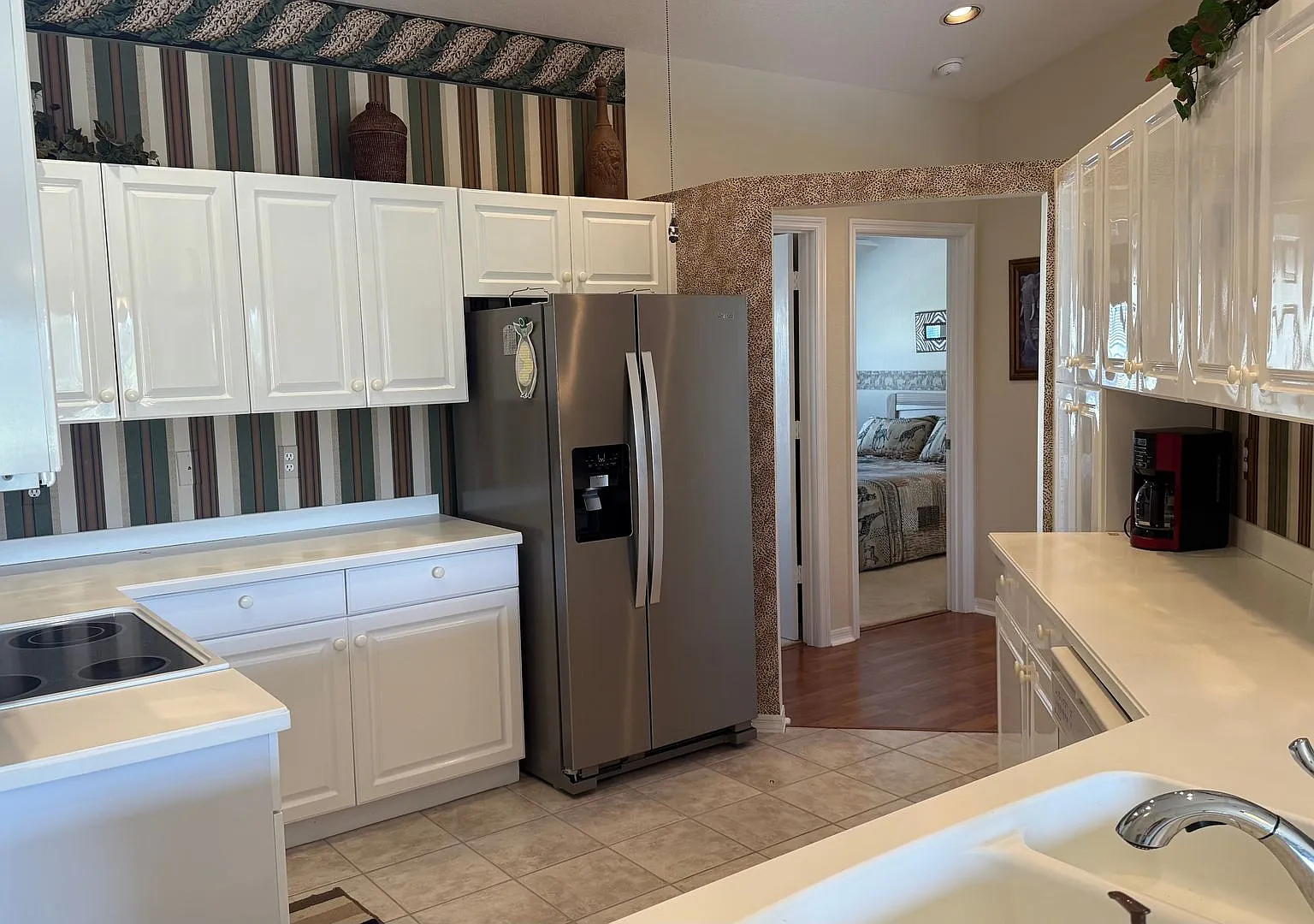 Beautifully Furnished condo located at Tara 2-Bedroom 2 bath Condo with Den & a 1 Car Garage — Photo 4