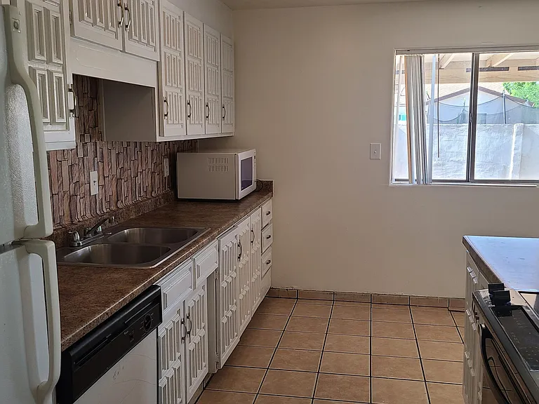 6111 W Cambridge Ave — Photo 3
