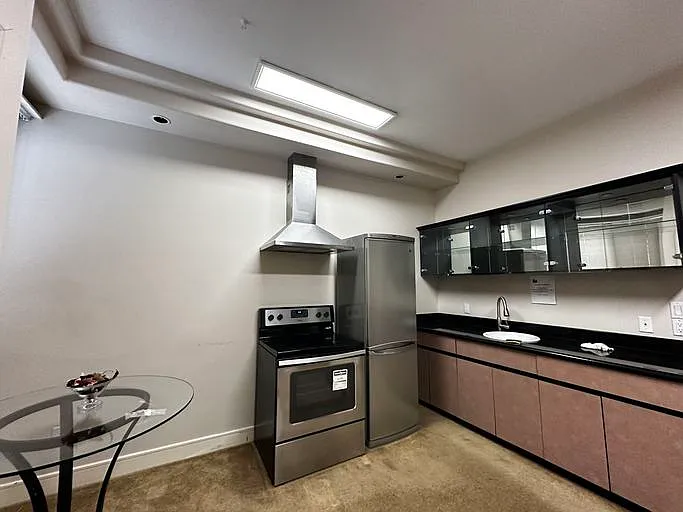3 bed, 1.0 bath, 1000 sqft, $2,800 — Photo 3