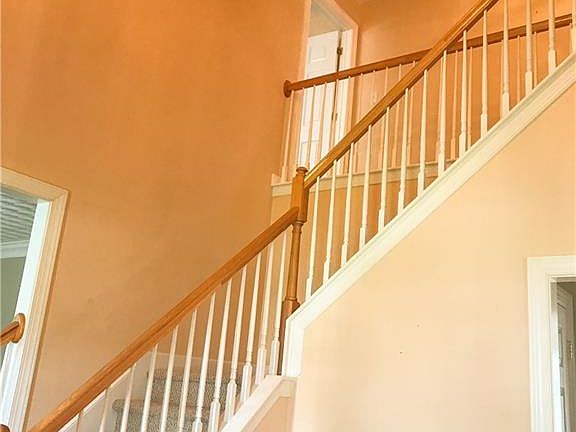 2nd image of 107 Sweetbriar Ln