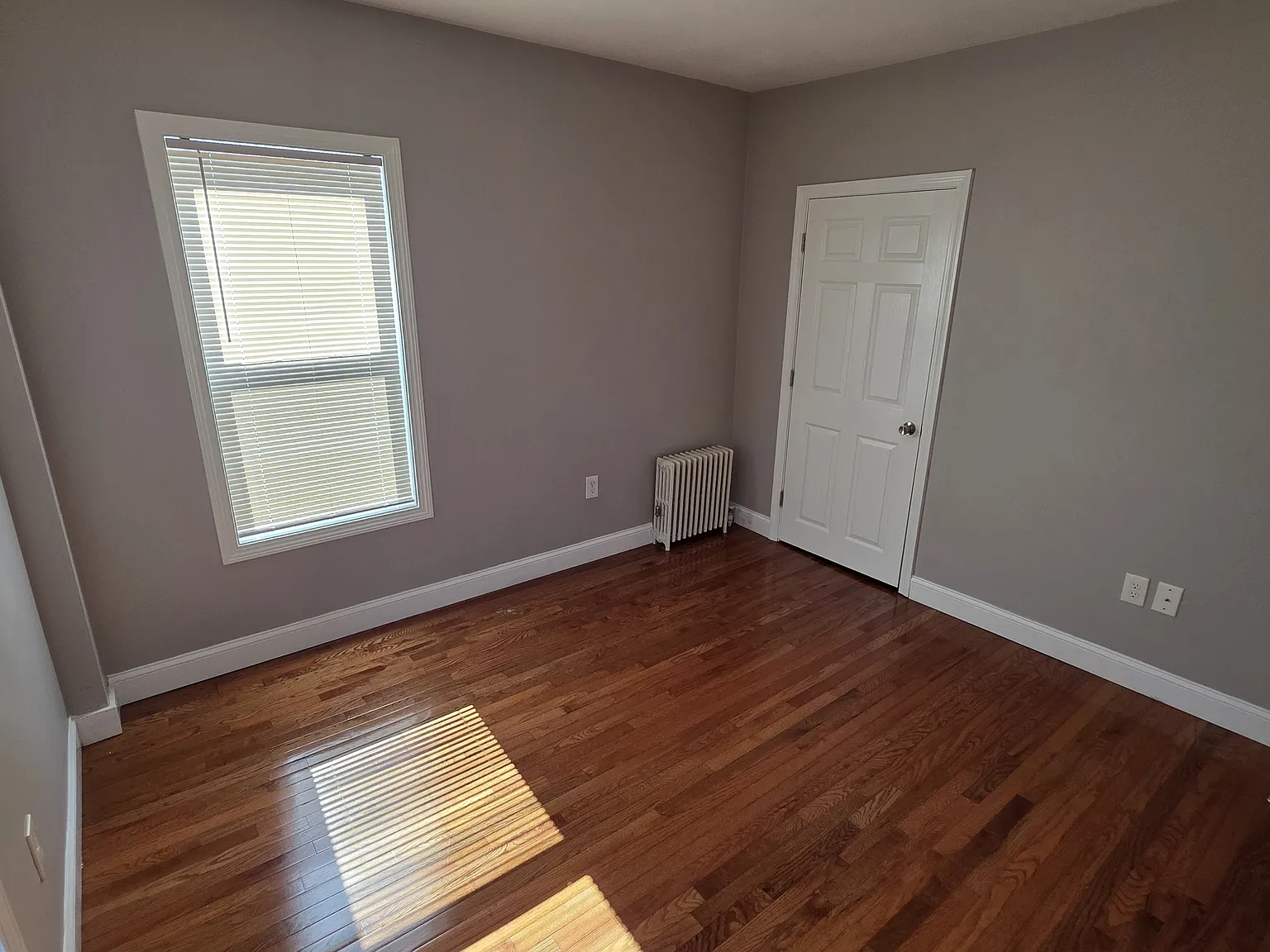 3 bed, 1.5 bath, 1320 sqft, $1,200 — Photo 2