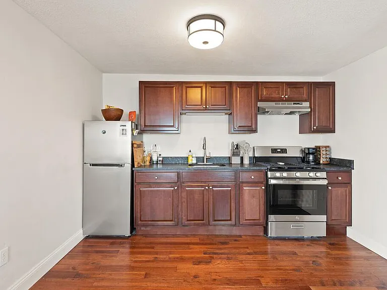 2 Essex St #2R — Photo 2