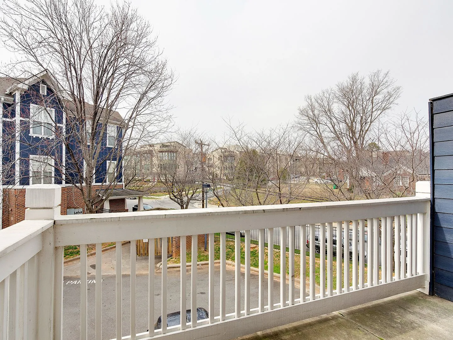 Wesley Heights Townhome with City Views — Photo 4