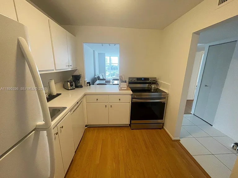 800 Parkview Dr #605 — Photo 4