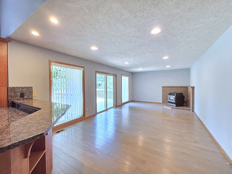 3425 E 61st Ave — Photo 14