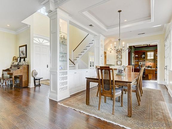 4th image of 800 Country Club Ln