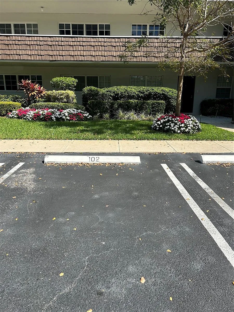 Building Photo - 4017 N Cypress Dr #102