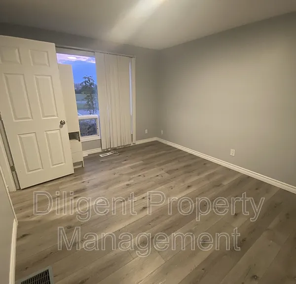 260 Lansdowne St W — Photo 1