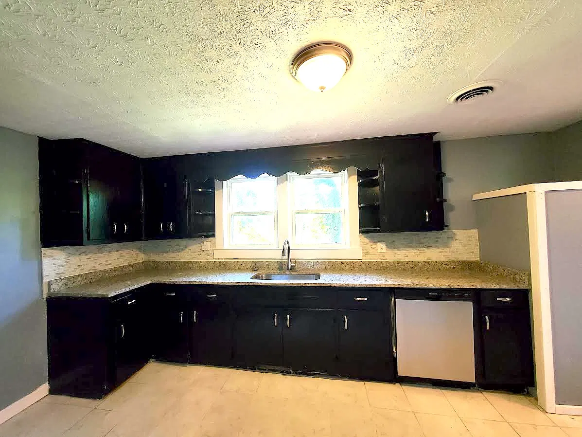 5 bed, 1816 sqft, $1,895 — Photo 2