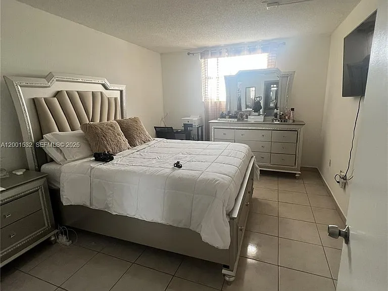 666 W 81st St #407 — Photo 8
