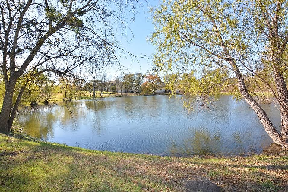 2nd image of 204 Bosque Dr