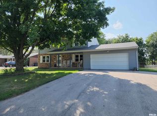 45 Rainbow Dr, Pekin, IL 61554