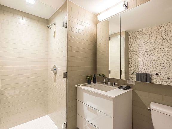 3rd image of 45 Wall St APT 1621