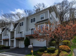16 Crystal Hill Dr, Pomona, NY 10970