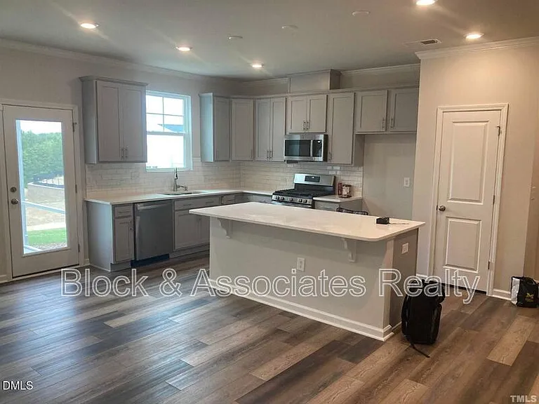 1823 Caen St — Photo 2