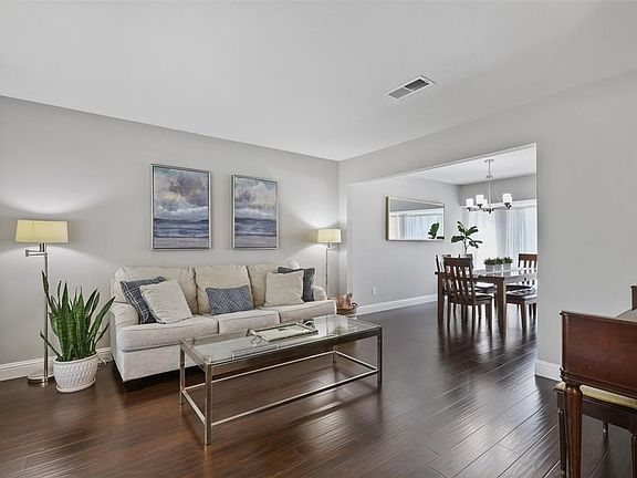 3rd image of 812 Nora Ln