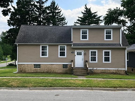 4th image of 21404 Maple St