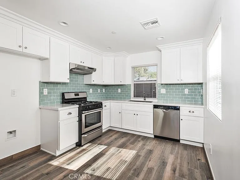 547 N Olive St — Photo 3