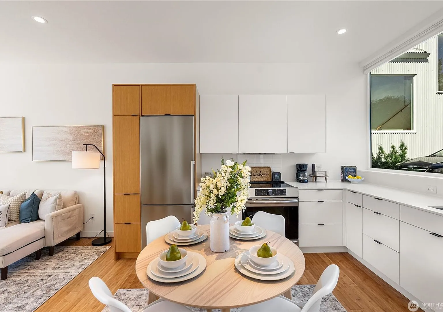Modern Detached 3 Bedroom Townhouse in the Heart of Seattle — Photo 3
