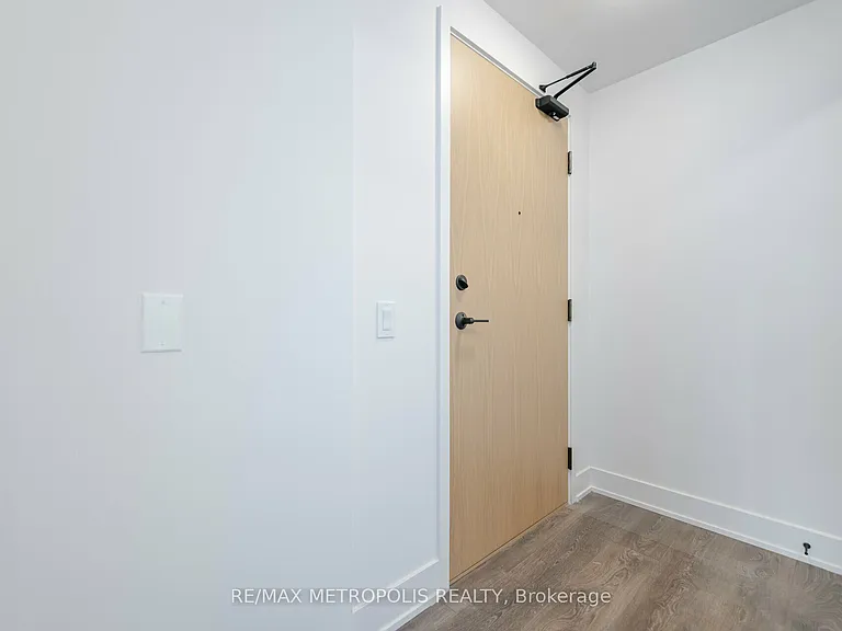 202 Burnhamthorpe Rd E #1704 — Photo 5
