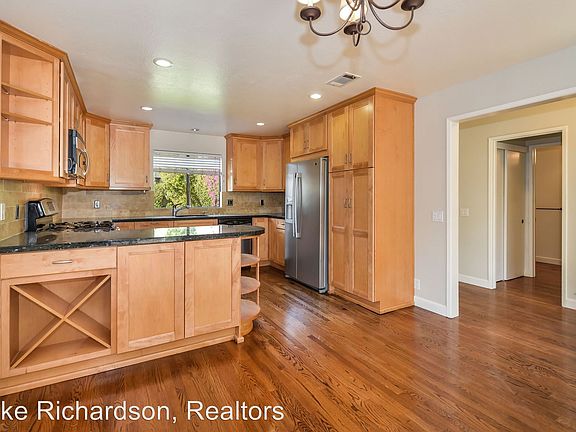 2nd image of 1026 E De La Guerra St APT F