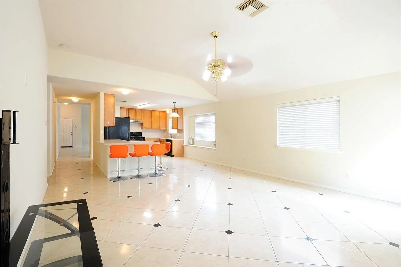 3 bed, 2.0 bath, 1992 sqft, $2,050 — Photo 4