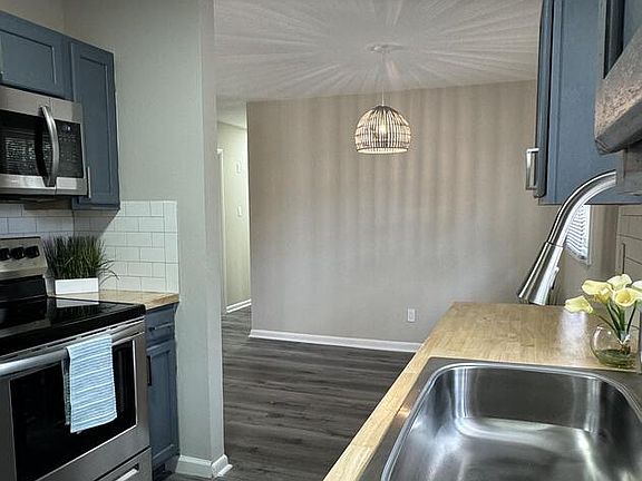 5th image of 824 Stoneykirk Dr