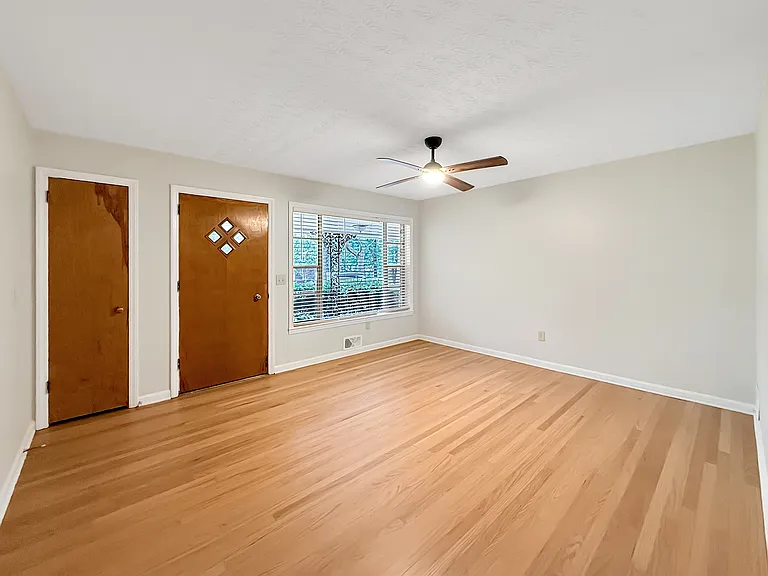 1595 Tulip Ln — Photo 2